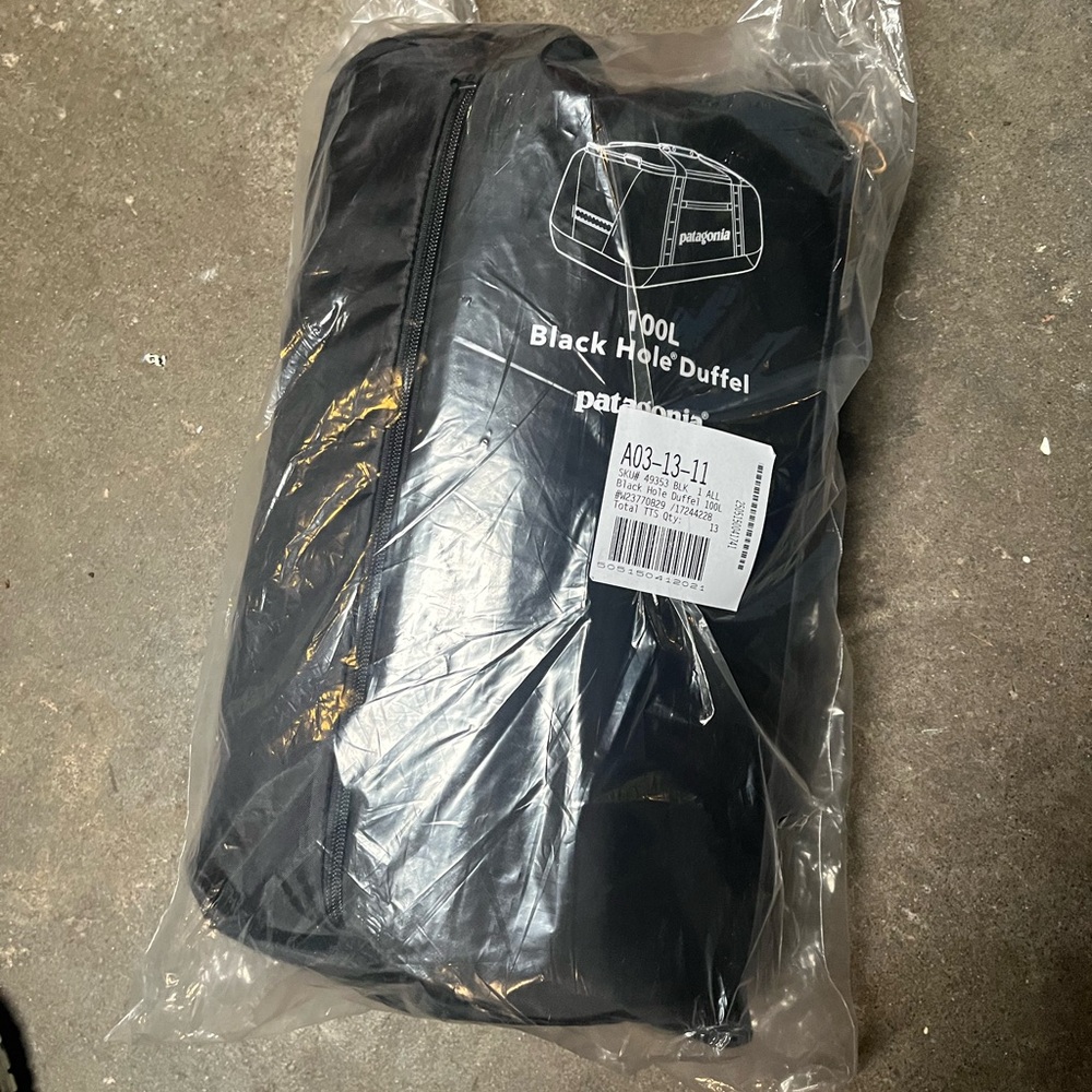 Patagonia black hole Blackhole black 100L duffel bag